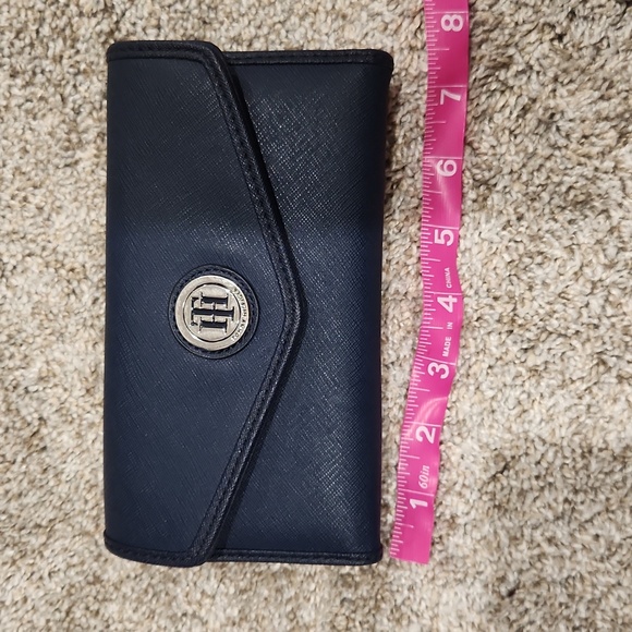 Like New Navy Tommy Hilfiger wallet - Picture 3 of 5